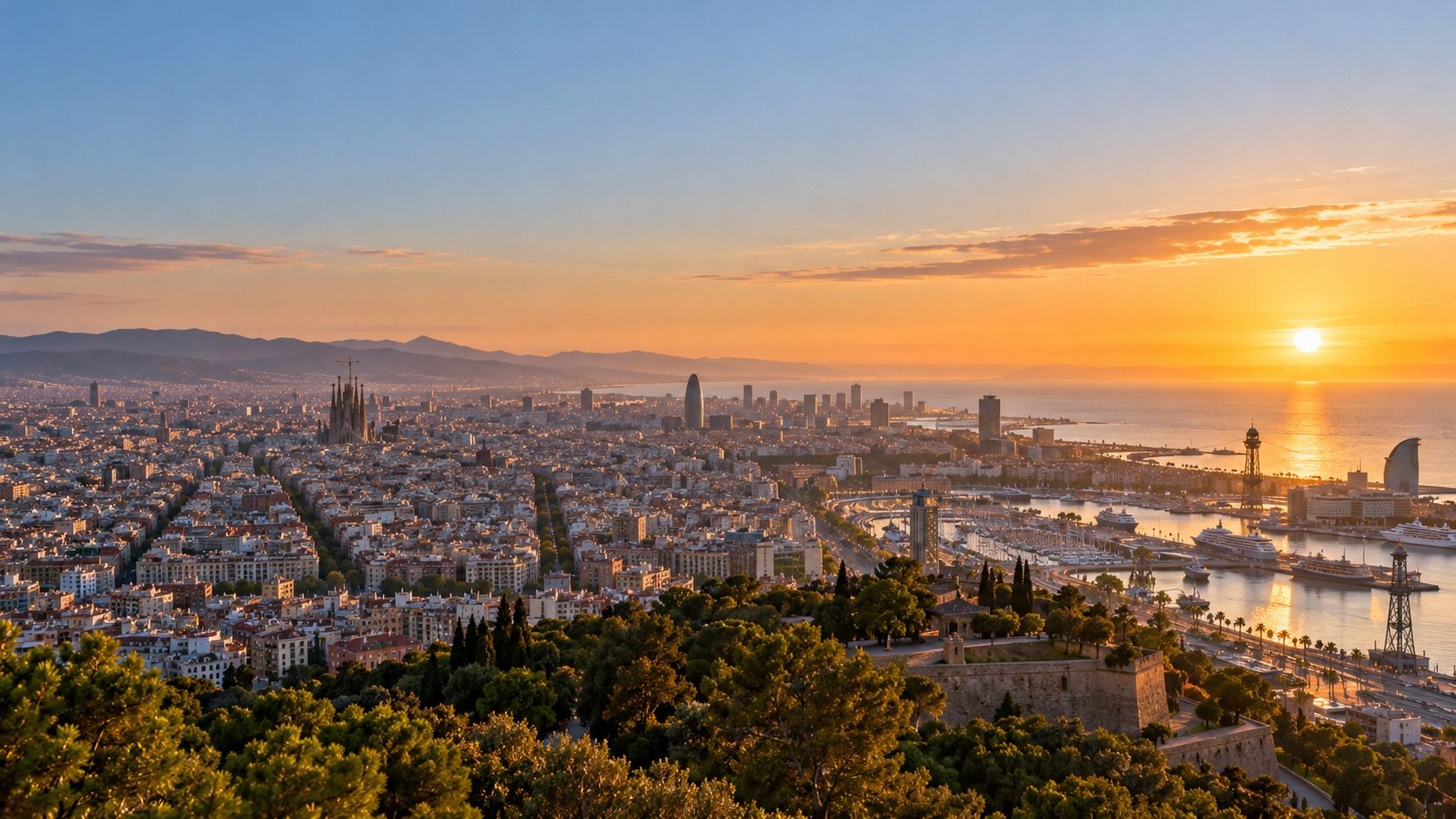 Barcelona al amanecer desde Montjuïc, con el puerto, la Torre Glòries y la Sagrada Família